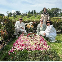 Melalui unggahan di Instagram, BCL juga memperlihatkan momen ziarah ke makam Ashraf Sinclair di Hari Lebaran. BCL tampak ditemani ibunya, Emmy Syarif, anaknya Noah Sinclair dan suaminya, Tiko Aryawardhana. Foto: Dok. Instagram itsmebcl