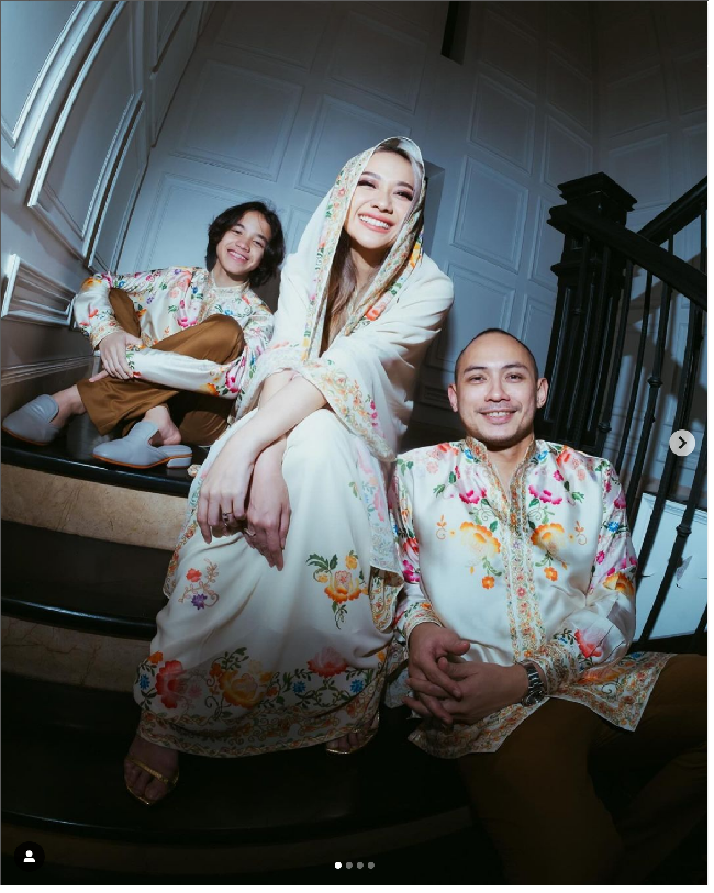 Merayakan Lebaran tak lengkap rasanya jika tidak memakai baju sarimbit alias couple. BCL pun mengunggah foto dirinya tampil memakai baju seragam dengan suaminya, Tiko Aryawardhana dan anaknya, Noah Sinclair. Foto: Dok. Instagram itsmebcl