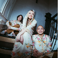 Merayakan Lebaran tak lengkap rasanya jika tidak memakai baju sarimbit alias couple. BCL pun mengunggah foto dirinya tampil memakai baju seragam dengan suaminya, Tiko Aryawardhana dan anaknya, Noah Sinclair. Foto: Dok. Instagram itsmebcl