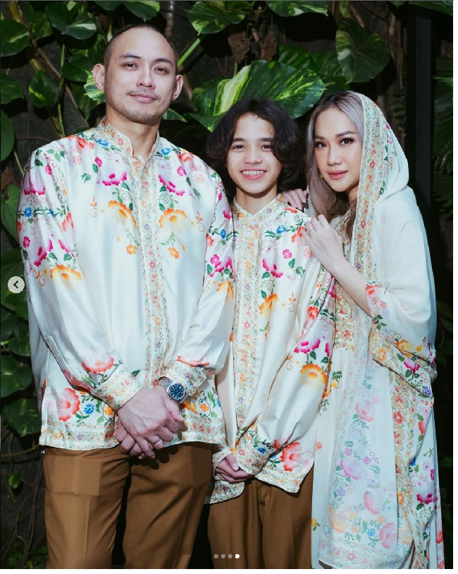 Baju Lebaran sarimbit yang dipakai keluarga BCL ini merupakan keluaran desainer Ghea Panggabean melalui brandnya Ghea Fashion Studio. Busana tersebut termasuk koleksi Raya bertema Bunga Minang.Foto: Dok. Instagram itsmebcl