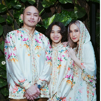 Baju Lebaran sarimbit yang dipakai keluarga BCL ini merupakan keluaran desainer Ghea Panggabean melalui brandnya Ghea Fashion Studio. Busana tersebut termasuk koleksi Raya bertema Bunga Minang.Foto: Dok. Instagram itsmebcl