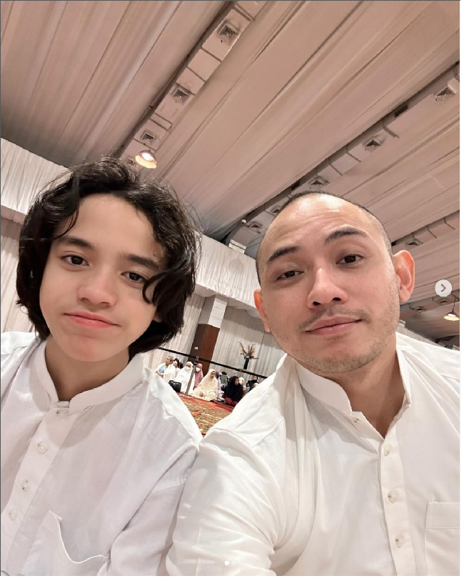 Pada unggahan Instagram, Tiko juga memperlihatkan kebersamaannya dengan anak tirinya, Noah Sinclair, saat mereka salat Idul Fitri. Foto yang dibagikan Tiko itu ramai dikomentari netizen dengan pujian pada wajah tampan dan kemiripan keduanya. “Wajahnya mirip banget. Padahal papa sambung,” tulis netizen. Foto: Dok. Instagram itsmebcl