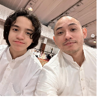 Pada unggahan Instagram, Tiko juga memperlihatkan kebersamaannya dengan anak tirinya, Noah Sinclair, saat mereka salat Idul Fitri. Foto yang dibagikan Tiko itu ramai dikomentari netizen dengan pujian pada wajah tampan dan kemiripan keduanya. “Wajahnya mirip banget. Padahal papa sambung,” tulis netizen. Foto: Dok. Instagram itsmebcl