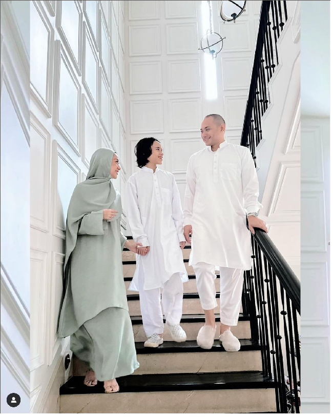 Bunga Citra Lestari memamerkan foto penampilannya dengan Tiko dan putranya Noah Sinclair saat merayakan Lebaran 2024. BCL tampil dengan baju kurung hijau, sedangkan suami dan anaknya mengenakan busana serba putih. Foto: Dok. Instagram itsmebcl