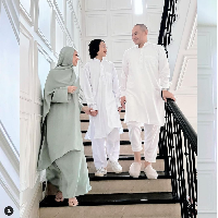 Bunga Citra Lestari memamerkan foto penampilannya dengan Tiko dan putranya Noah Sinclair saat merayakan Lebaran 2024. BCL tampil dengan baju kurung hijau, sedangkan suami dan anaknya mengenakan busana serba putih. Foto: Dok. Instagram itsmebcl