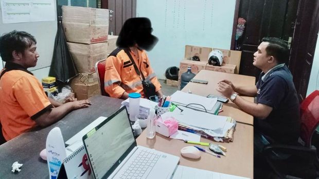 Bus dan sopirnya yang ugal-ugalan malah ngamuk saat ditegur warga ditilang polisi.