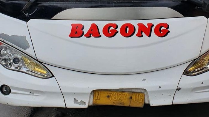 Bus dan sopirnya yang ugal-ugalan malah ngamuk saat ditegur warga ditilang polisi.
