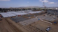 Pemandangan drone menunjukkan fasilitas penyimpanan baterai terbesar di California, hampir selesai di lahan seluas 43 hektar di Menifee, California, AS. Pabrik baterai besar di dekat Los Angeles akan menjadi salah satu yang terbesar di dunia ketika mulai beroperasi pada akhir tahun ini.