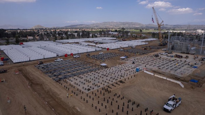 California AS Bangun Pabrik Baterai Terbesar di Dunia, Begini Progresnya A drone view shows California's largest battery storage facility, as it nears completion on a 43-acre site in Menifee, California, U.S., March 28, 2024. REUTERS/Mike Blake