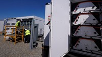 Proyek baterai sebesar ratusan megawatt menjadi lebih umum. Sistem sebesar ini ada atau sedang dikembangkan di California, Florida, Australia, Inggris, dan Tiongkok. Fasilitas baru Calpine adalah bagian dari ledakan penyimpanan di AS yang berpusat di California dan Texas, dua negara bagian dengan jumlah energi angin dan matahari yang besar dan terus bertambah. Menyimpan listrik dianggap penting dalam perluasan energi terbarukan karena memungkinkan listrik yang dihasilkan saat matahari bersinar atau angin bertiup dapat digunakan pada sore hari ketika konsumen sangat membutuhkannya.