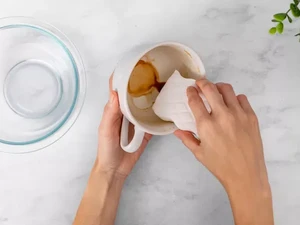 3 Bahan Ini Ampuh Bersihkan Noda Warna Bekas Kopi dan Teh di Gelas