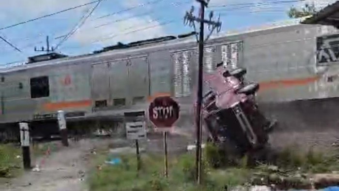 Carry tertabrak KA Argo Semeru di Madiun.