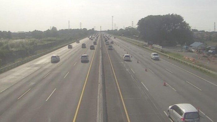 Contraflow dari KM 70-47 Tol Japek arah Jakarta pada Sabtu (13/4/2024) pukul 15.25 WIB (tangkapan layar aplikasi Travoy)