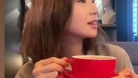 Minum kopi yang segar dipilih Dewi Perssik untuk menyegarkan tubuh. Ada sepotong cookies yang dihidangkan untuk menemani kopi hangat pesanannya. Foto: Instagram/dewiperssik9