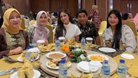 Berbagai jamuan makan tak pernah dilewati Dewi Perssik. Mulai dari camilan hingga makanan manis dihidangkan di hadapannya. Foto: Instagram/dewiperssik9