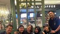 Berbagai acara spesial juga dirayakan dengan memilih restoran yang lezat. Pada ulang tahun anggota keluarganya ada kue mangga yang cantik disajikan. Foto: Instagram/dewiperssik9