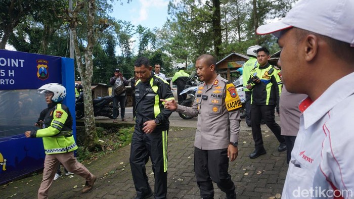 Dirlantas Polda Jatim Kombes Pol Komarudin memantau jalur wisata saat libur lebaran 2024