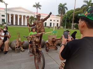 Suka-Duka Eko Jadi Manusia Patung di Kota Tua Demi Hidupi Keluarga