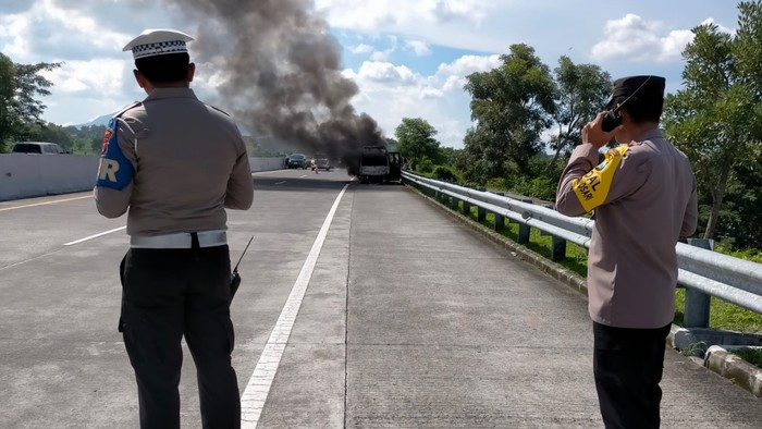 Elf Terbakar di Tol Pandaan-Malang