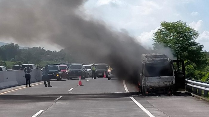 Elf Terbakar di Tol Pandaan-Malang