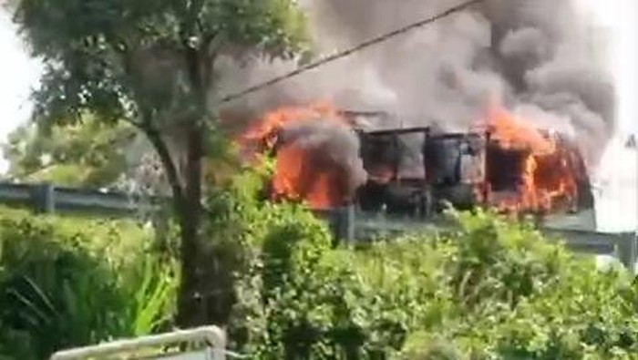 Elf terbakar di Tol Pandaan-Malang