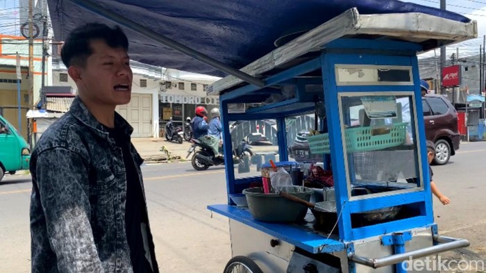 Eri, penjual batagor di Bandung.