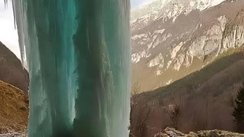 Air Terjun Beku Menakjubkan Di Pegunungan Alpen, Tyrol Selatan, Italia Foto: Boredpanda