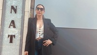 Di depan sisi gerbang utama rumah Shah Rukh Khan terdapat sebuah papan nama ‘Mannat’ yang bisa menyala saat gelap. Banyak penggemar yang menyebut papan nama rumah ‘Mannat’ tersebut sebagai Papan nama Berlian yang didesain oleh istri Shah Rukh Khan, Gauri Khan. Foto: via Instagram/@gaurikhan
