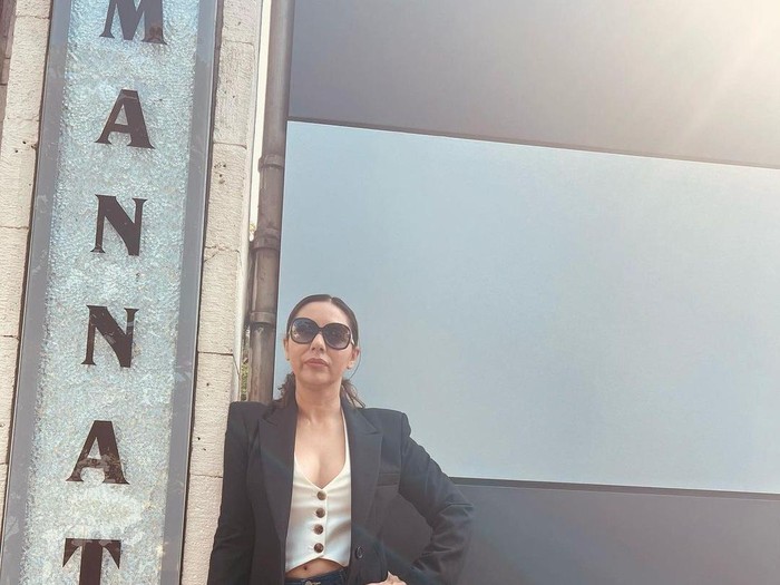 Gauri Khan berfoto di depan papan Mannat