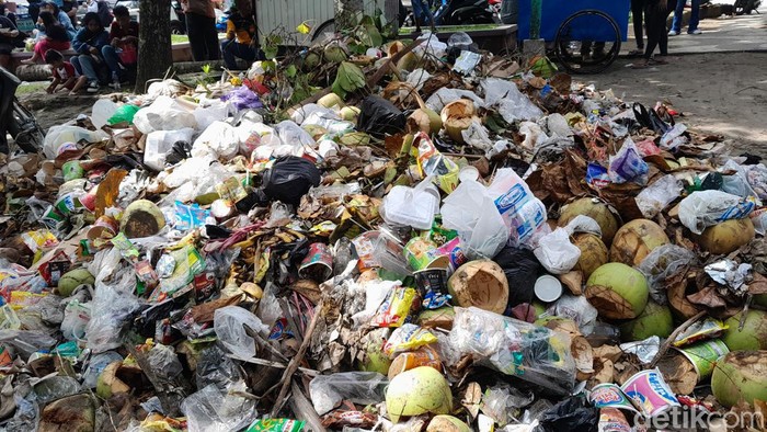 Gundukan sampah di Pantai Pangandaran