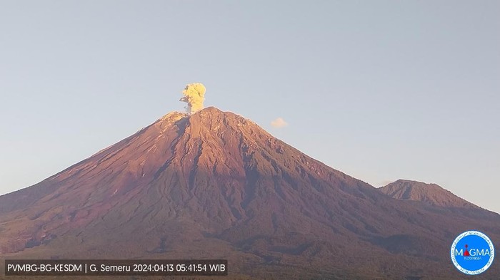 Gunung Semeru erupsi Sabtu, 13 April 2024, pukul 05:40 WIB setinggi 600 meter