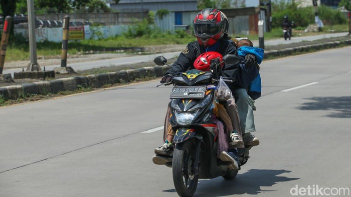 H+3 Lebaran, Arus Balik Motor Mulai Terlihat di Karawang Sejumlah pemudik melintas di jalan lingkar Tanjungpura, Karawang, Sabtu (13/4/2024).
