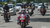 Sejumlah pemudik melintas di jalan lingkar Tanjungpura, Karawang, Sabtu (13/4/2024).