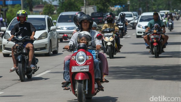 H+3 Lebaran, Arus Balik Motor Mulai Terlihat di Karawang Sejumlah pemudik melintas di jalan lingkar Tanjungpura, Karawang, Sabtu (13/4/2024).