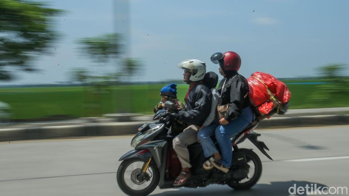 Sejumlah pemudik melintas di jalan lingkar Tanjungpura, Karawang, Sabtu (13/4/2024).