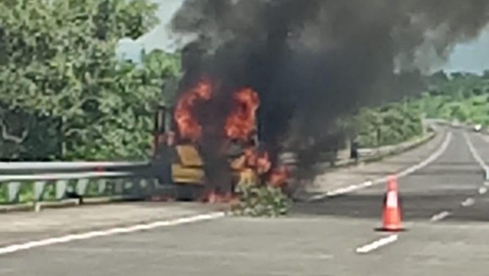 Isuzu Elf terbakar di Tol Pandaan-Malang.