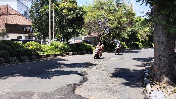 Jalan berlubang di Dago