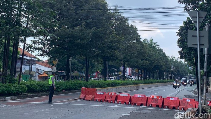 Jalan menuju arah Ragunan macet, lalu lintas dialihkan.