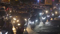 Kendaraan pemudik melintas di jalan raya pantura Cirebon, Jawa Barat, Sabtu (13/4/2024).