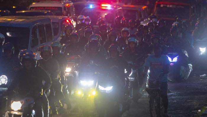 Kendaraan pemudik melintas di jalan raya pantura Cirebon, Jawa Barat, Sabtu (13/4/2024). Kementerian Perhubungan memprediksi puncak arus balik Lebaran terjadi pada 14 April hingga 15 April mendatang. ANTARA FOTO/Dedhez Anggara/nz.