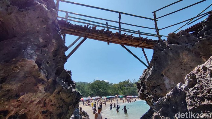 Jembatan TKP wisatawan jatuh di Pantai Siung Gunungkidul. Foto diambil Sabtu (13/4/2024).
