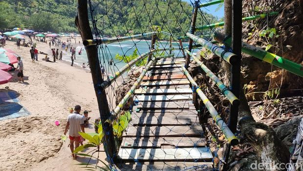 Jembatan TKP wisatawan jatuh di Pantai Siung Gunungkidul. Foto diambil Sabtu (13/4/2024).