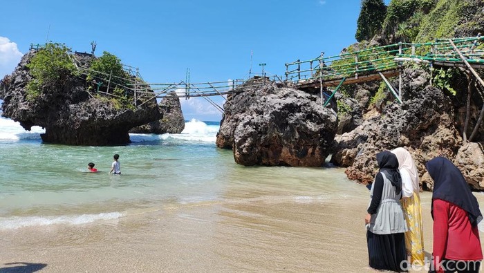 Jembatan TKP wisatawan jatuh di Pantai Siung Gunungkidul. Foto diambil Sabtu (13/4/2024).