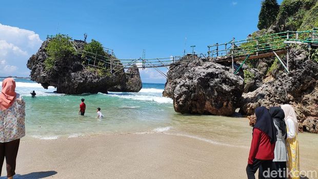 Jembatan TKP wisatawan jatuh di Pantai Siung Gunungkidul. Foto diambil Sabtu (13/4/2024).