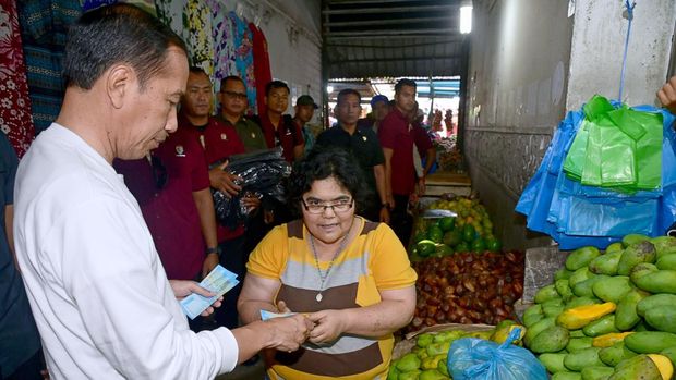 Jokowi belanja sayur dan buah di Pasar Buah Berastagi Medan.