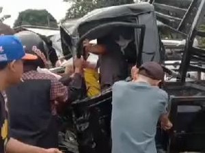 Dua Mobil Adu Kambing Saat Hendak Silaturahmi Lebaran, Kakek-Cucu Tewas