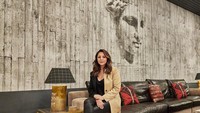 Ruang kerja Shah Rukh Khan bernama Red Chillies yang dibuat pada saat pandemi COVID-19 lalu oleh Gauri Khan. Dengan tema maskulin dan minimalis dengan palet warna hitam, putih, dan abu-abu. Menggunakan sistem plafon infratop inovatif dari soffit VOX. Foto: via Instagram/@gaurikhan