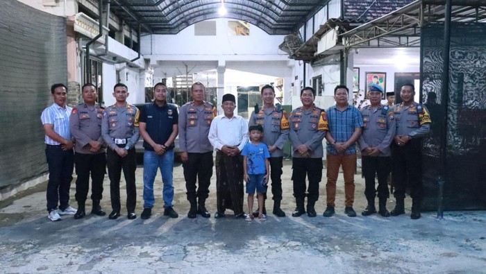 Kapolres AKBP Mario Prahatinto bertemu Ketua MUI KH. Alamul Huda
