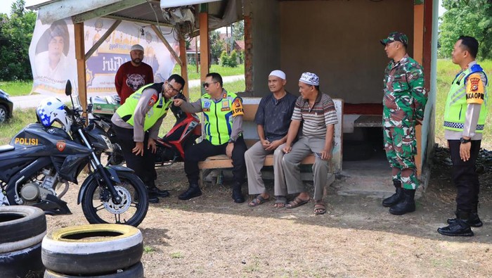 Kapolres Siak AKBP Asep Sujarwadi saat patroli ke perumahan warga (Foto: Dok. Polres Siak)