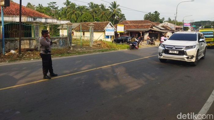 Kapolsek Pagelaran IPTU Dasep menghimbau kepada wisatawan agar berlibur ke Pantai Pagelaran atau Panimbang. (Aris Rivaldo/detikcom).